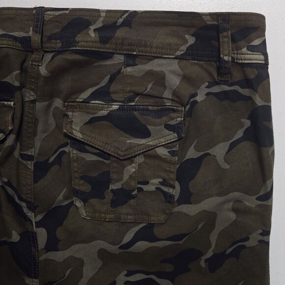 NWT Torrid Camo Capris Pants 22 Womens Green Camouflage New Utility Gorp Grunge - Picture 7 of 11